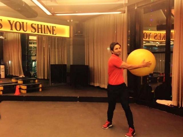 swiss-ball-twist